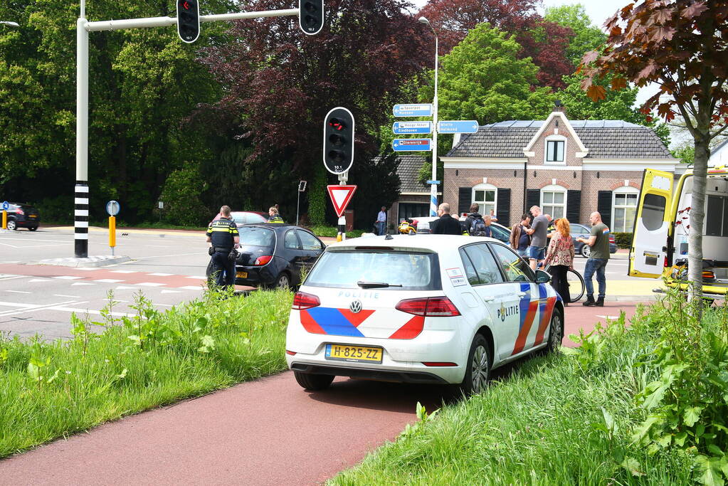 Overstekende fietser geschept door automobilist