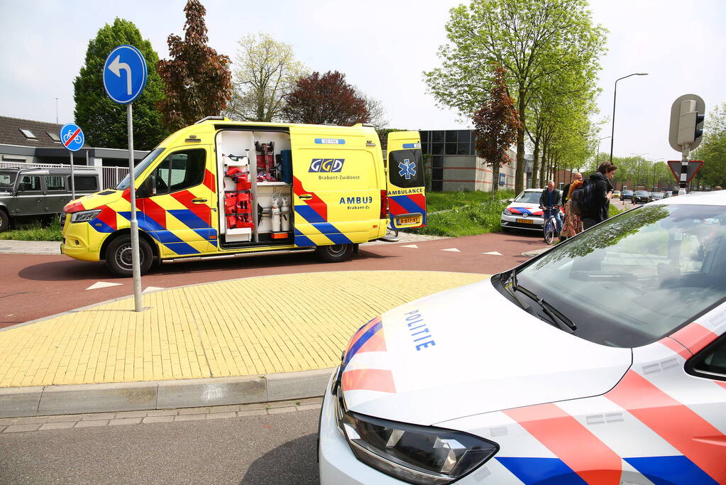 Overstekende fietser geschept door automobilist