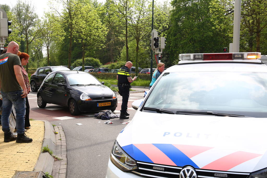 Overstekende fietser geschept door automobilist