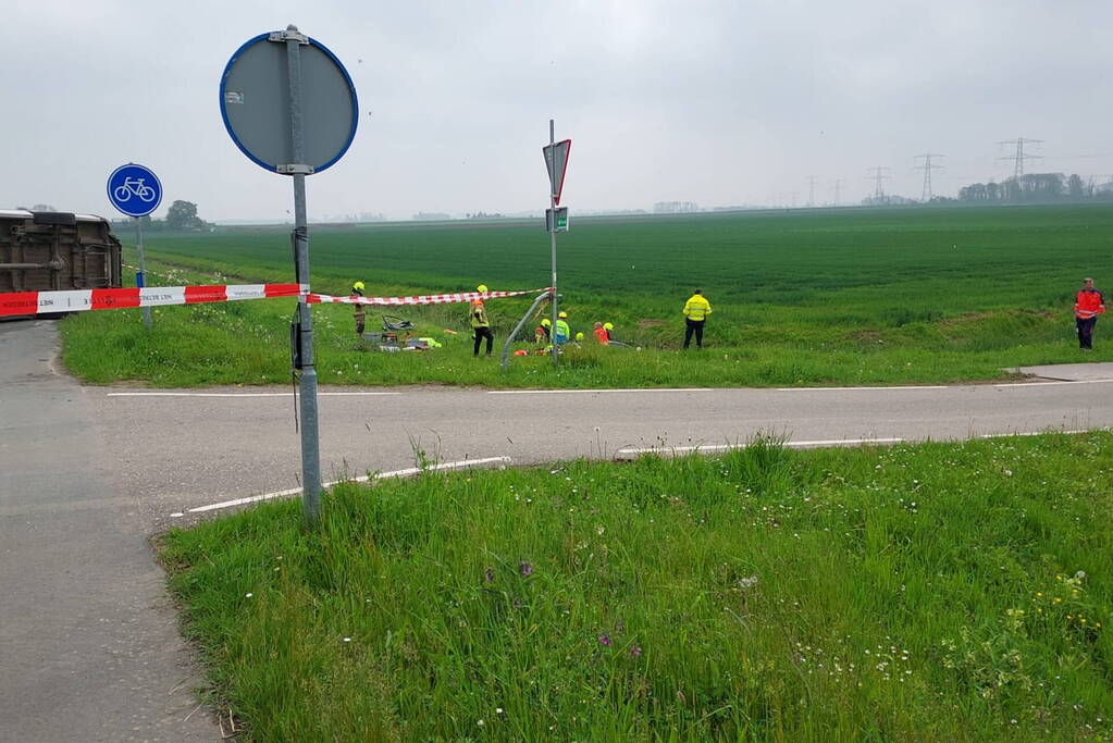 Zwaargewonde en ravage na botsing tussen bus en auto