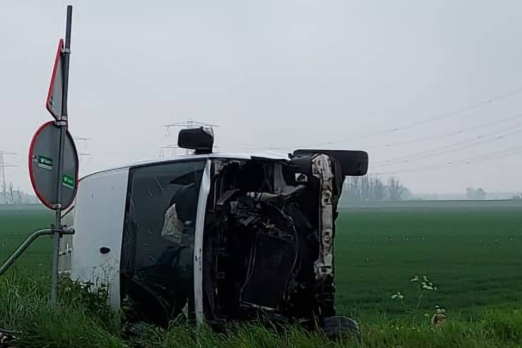 Zwaargewonde en ravage na botsing tussen bus en auto