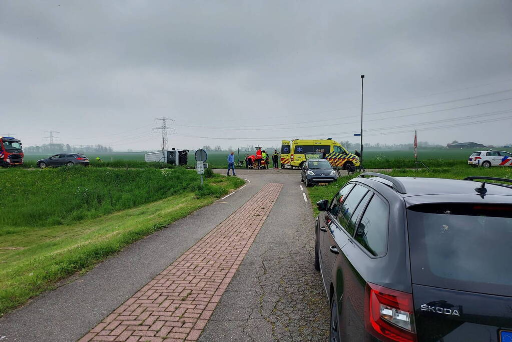 Zwaargewonde en ravage na botsing tussen bus en auto