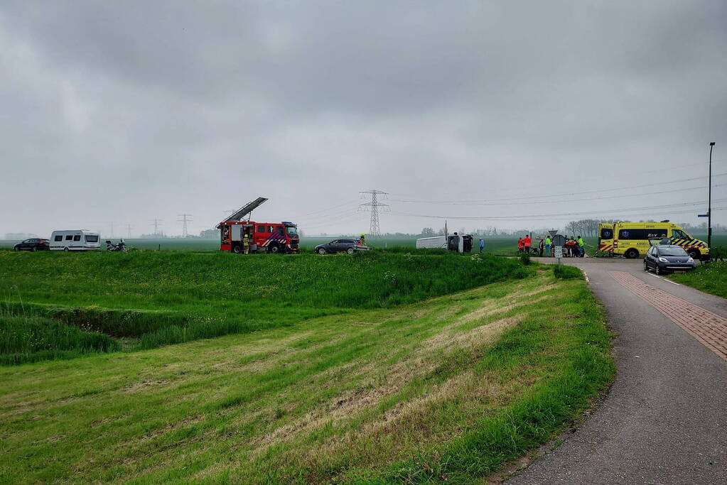 Zwaargewonde en ravage na botsing tussen bus en auto