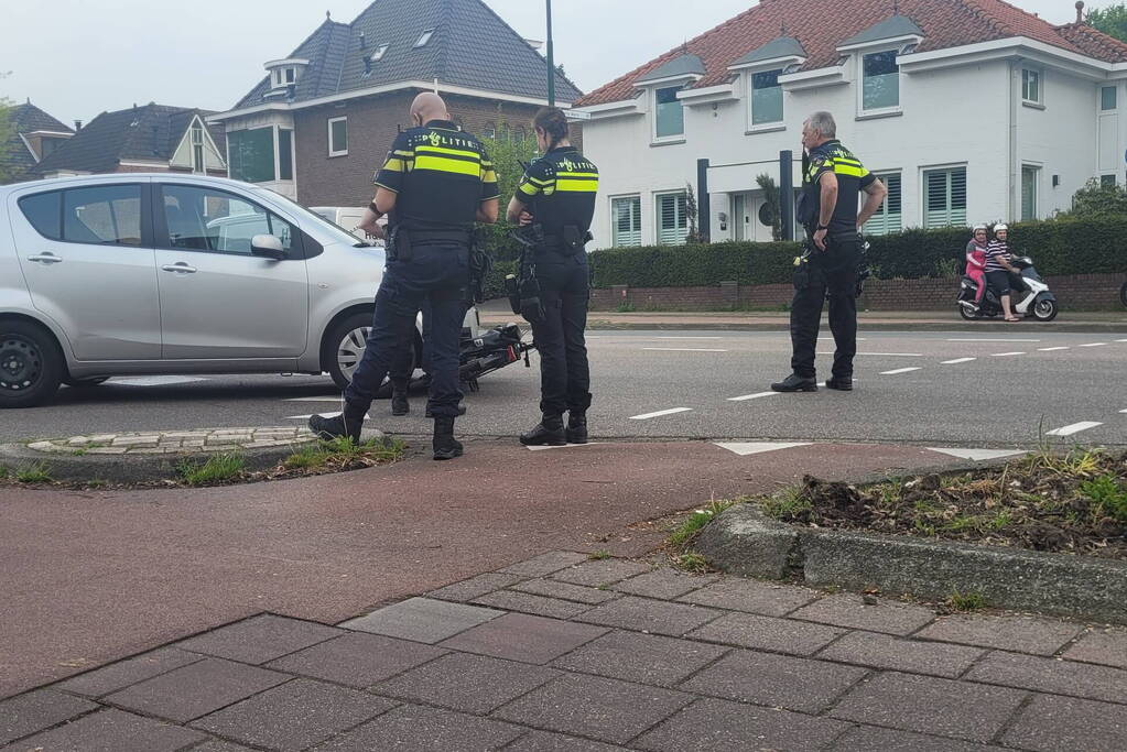 Fietser geschept door personenauto