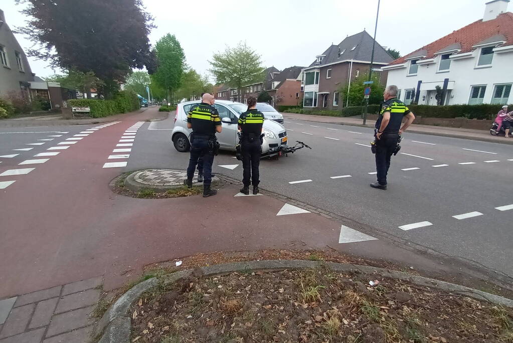 Fietser geschept door personenauto