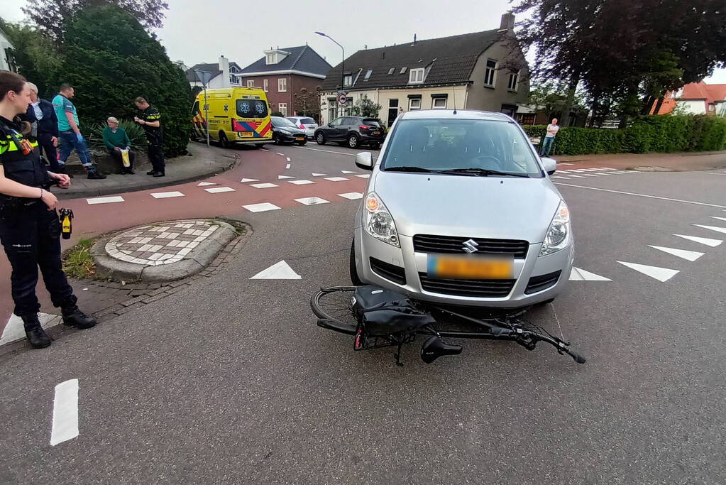 Fietser geschept door personenauto