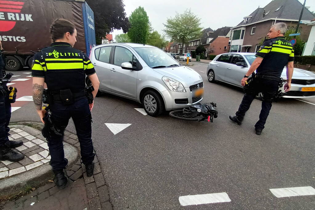 Fietser geschept door personenauto