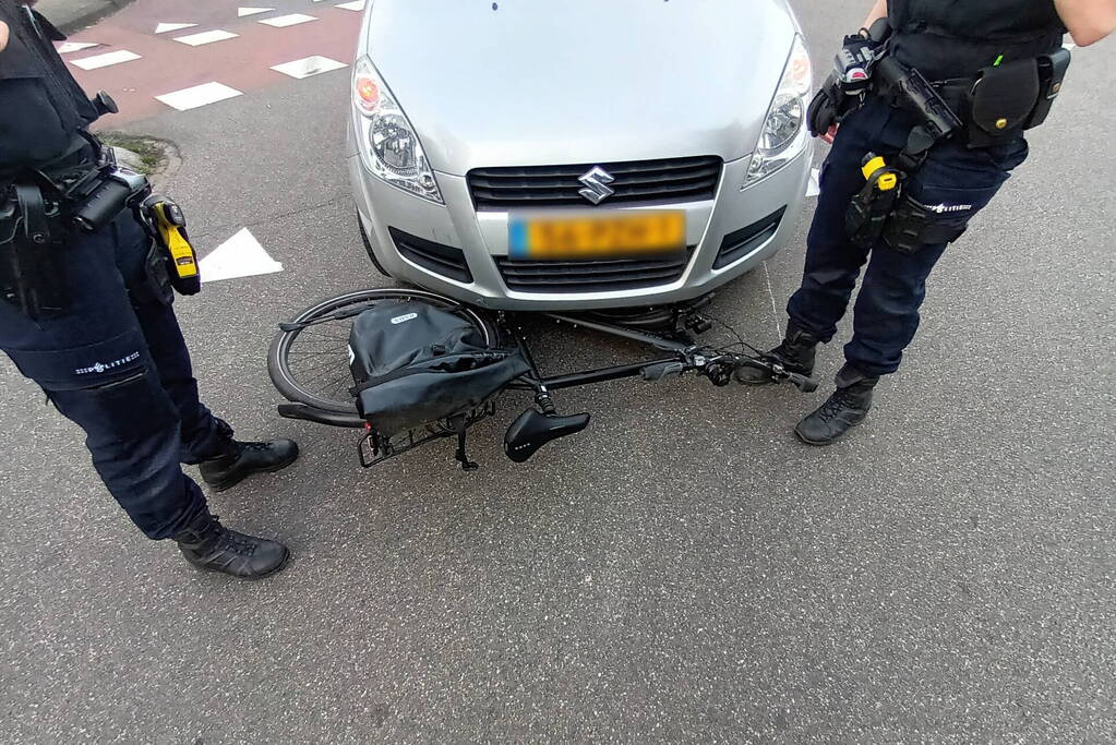 Fietser geschept door personenauto