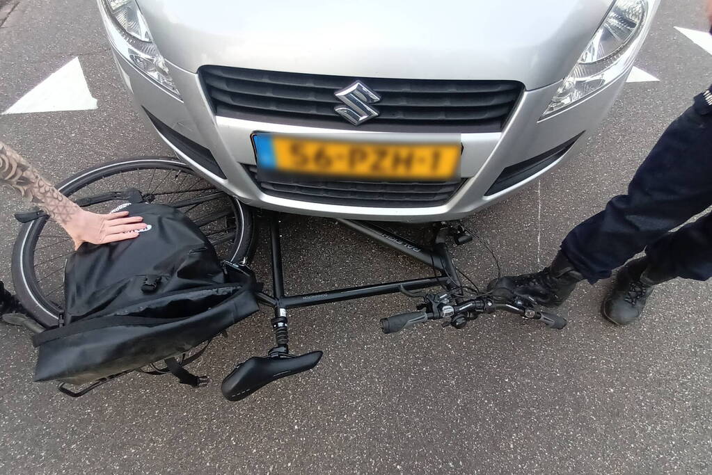 Fietser geschept door personenauto