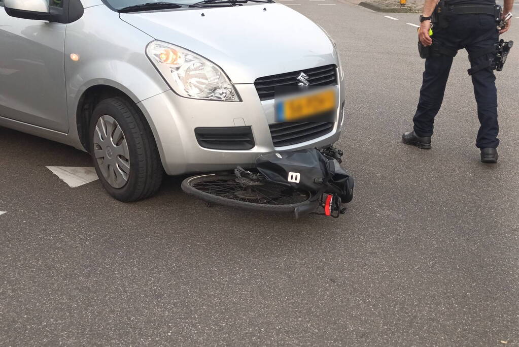 Fietser geschept door personenauto