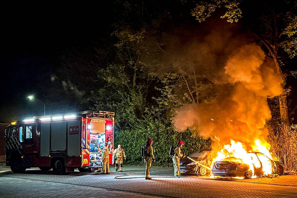 Auto in brand, explosie tijdens blussen