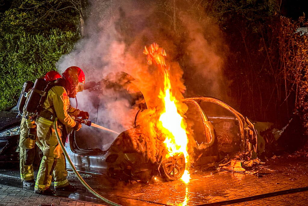 Auto in brand, explosie tijdens blussen