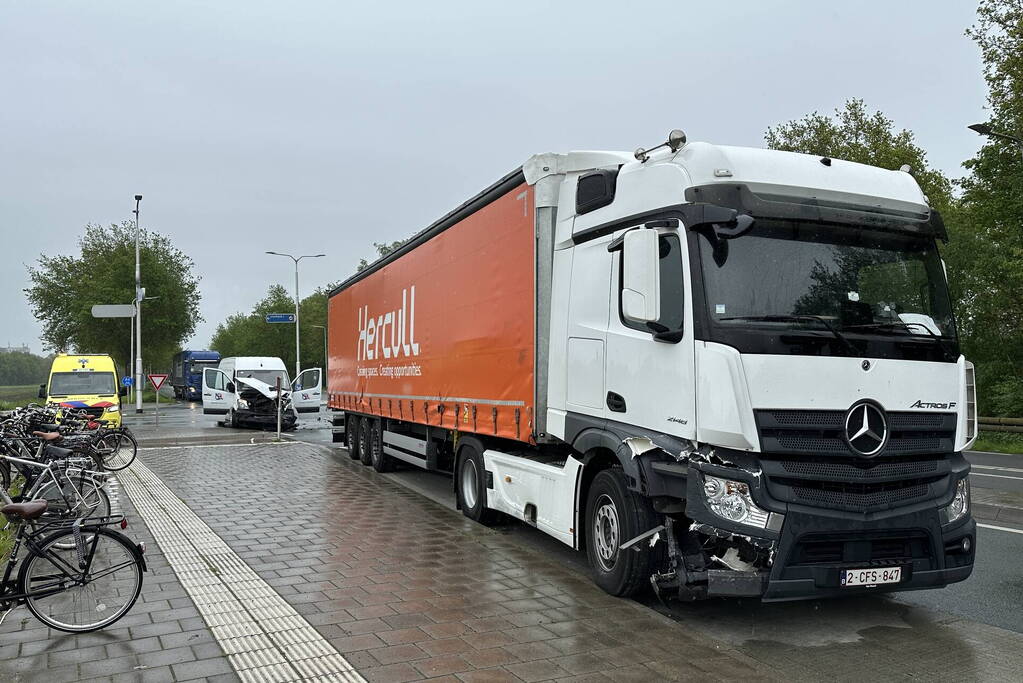 Vrachtwagen en auto botsen op kruising