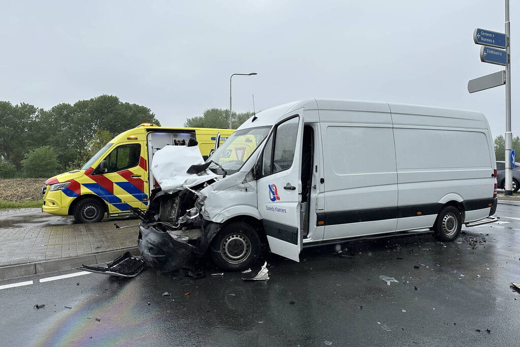 Vrachtwagen en auto botsen op kruising