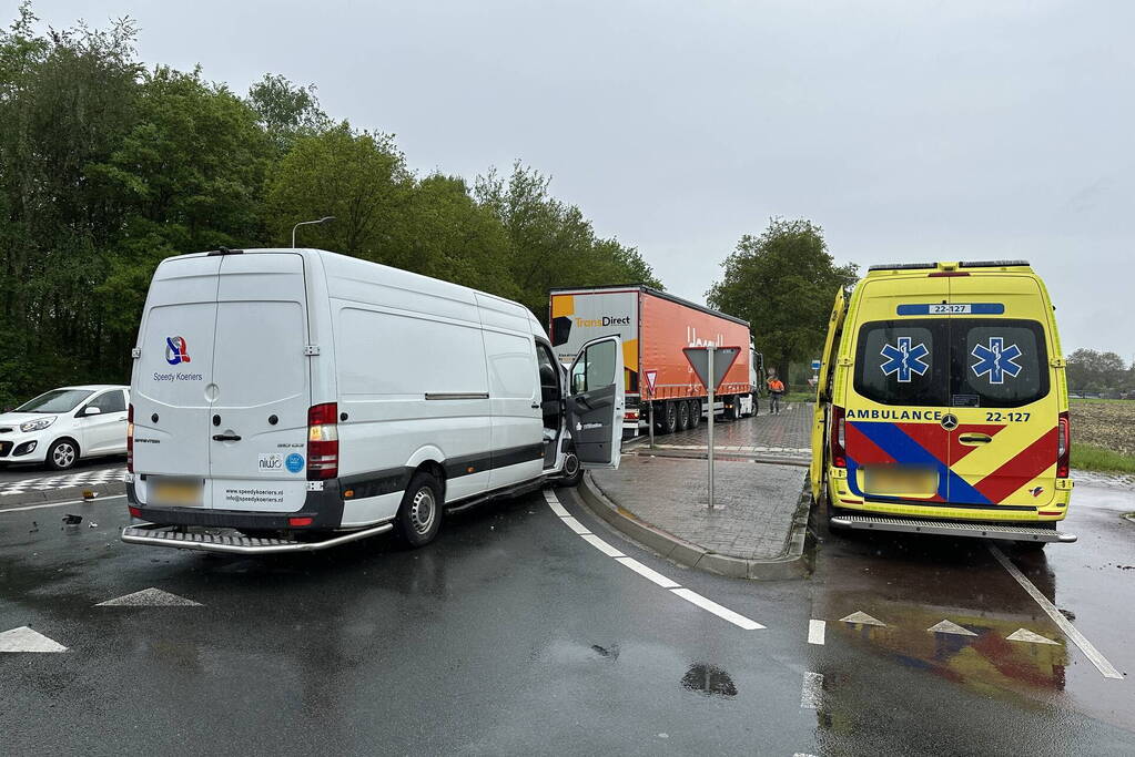 Vrachtwagen en auto botsen op kruising