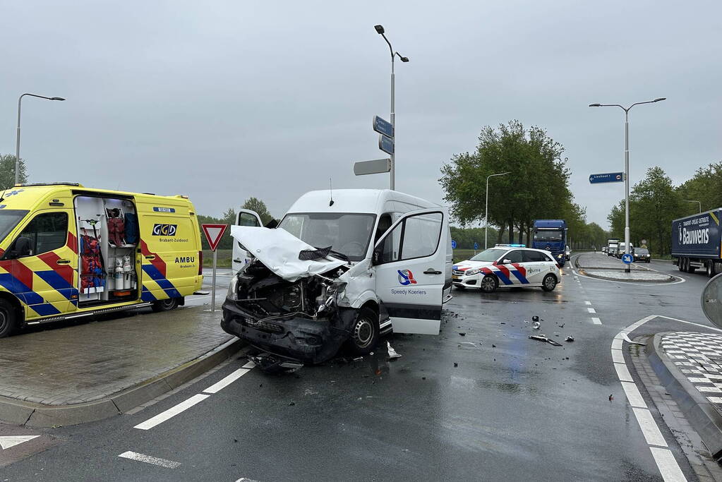 Vrachtwagen en auto botsen op kruising