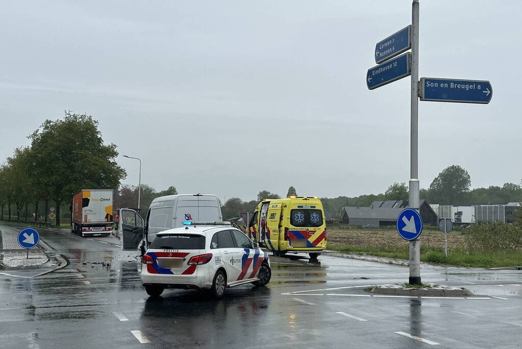 Vrachtwagen en auto botsen op kruising