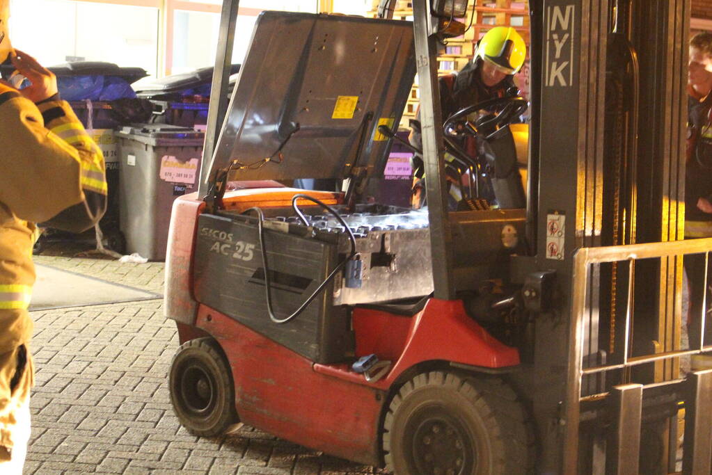 Accupakket van vorkheftruck vliegt in brand