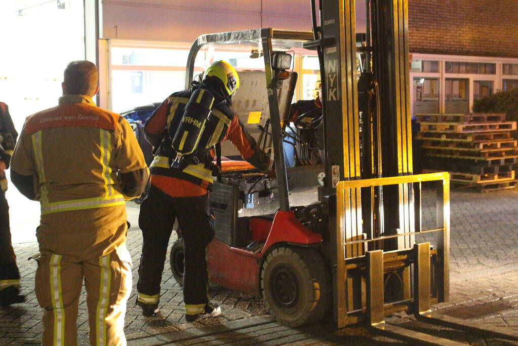 Accupakket van vorkheftruck vliegt in brand