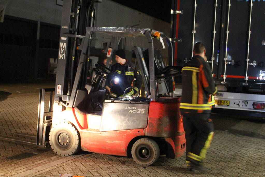 Accupakket van vorkheftruck vliegt in brand