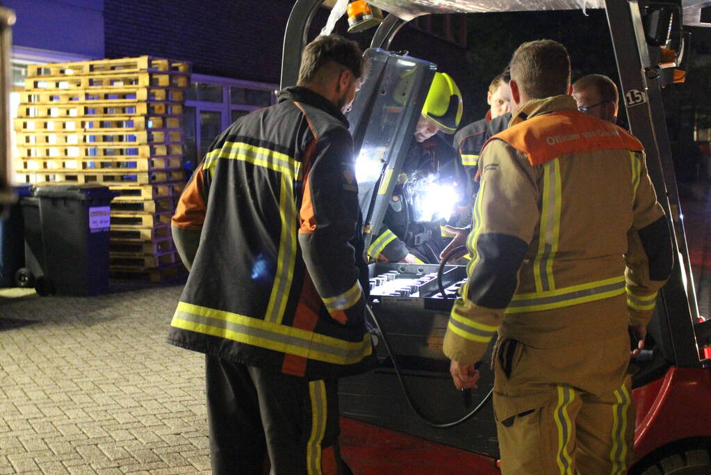 Accupakket van vorkheftruck vliegt in brand