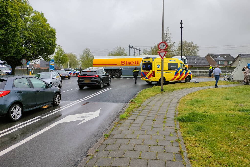 Vrachtwagen bulkoplegger botst op personenwagen