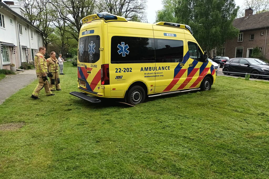 Ambulance rijdt zich vast op grasveld voor woning