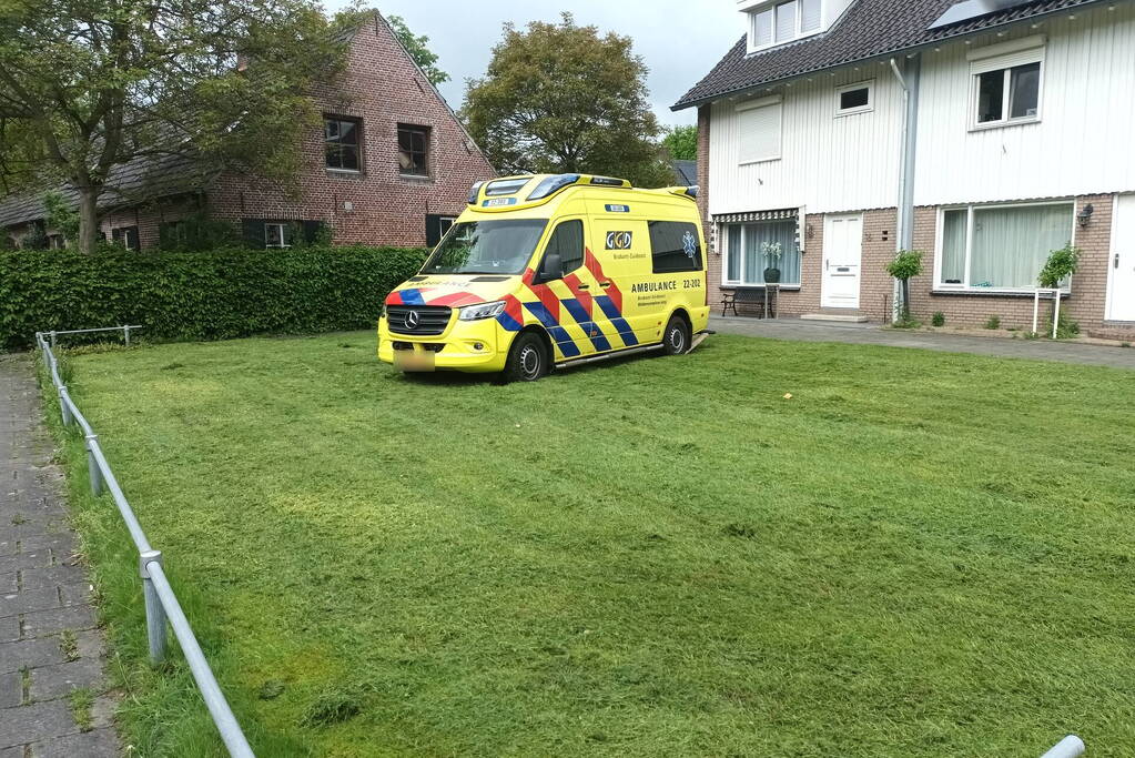 Ambulance rijdt zich vast op grasveld voor woning