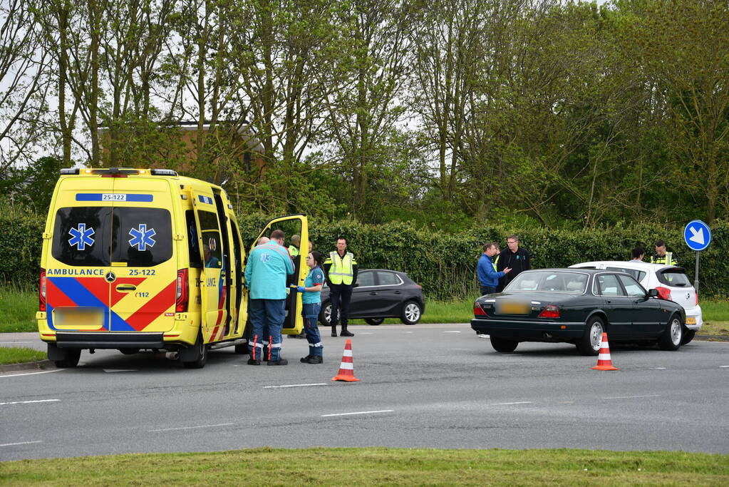 Auto rijdt in flank van andere auto