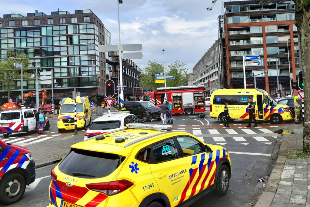 Ravage op de weg: ambulance, bestelbus en auto betrokken bij ernstig ongeval