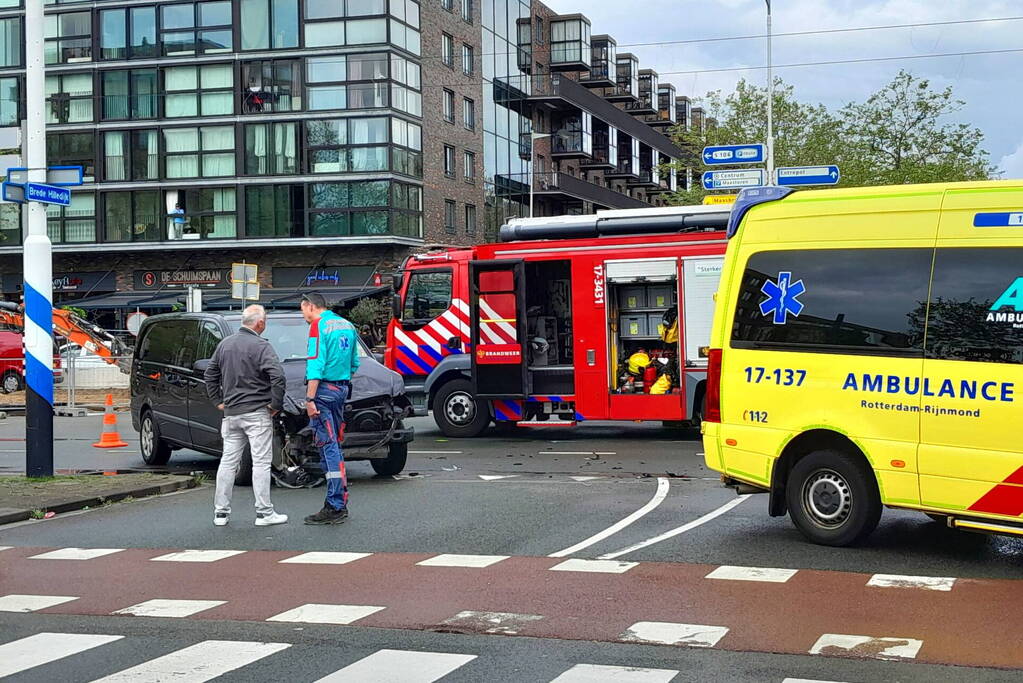 Ravage op de weg: ambulance, bestelbus en auto betrokken bij ernstig ongeval