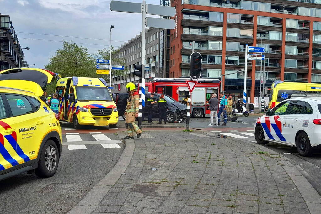 Ravage op de weg: ambulance, bestelbus en auto betrokken bij ernstig ongeval