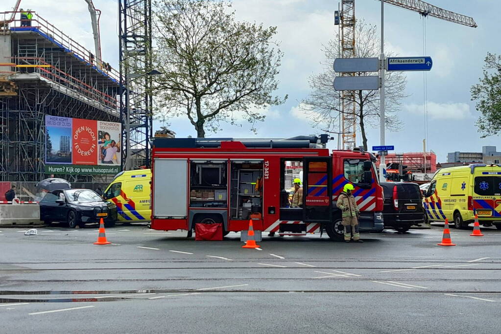 Ravage op de weg: ambulance, bestelbus en auto betrokken bij ernstig ongeval