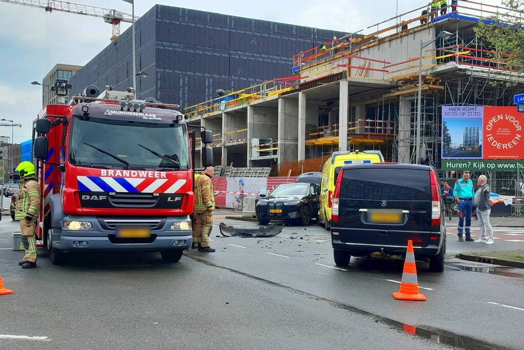 Ravage op de weg: ambulance, bestelbus en auto betrokken bij ernstig ongeval