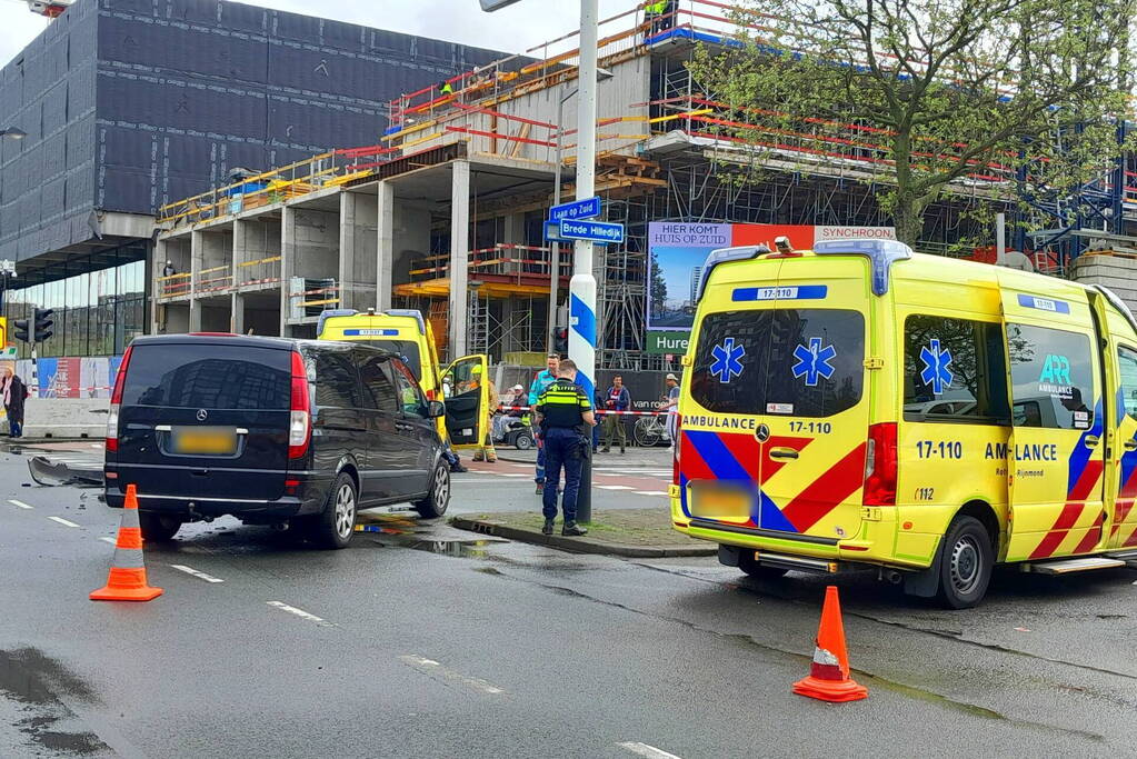 Ravage op de weg: ambulance, bestelbus en auto betrokken bij ernstig ongeval