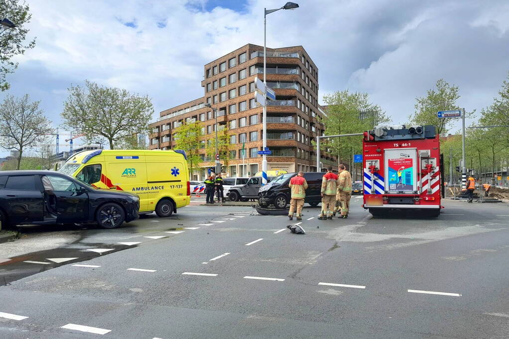 Ravage op de weg: ambulance, bestelbus en auto betrokken bij ernstig ongeval