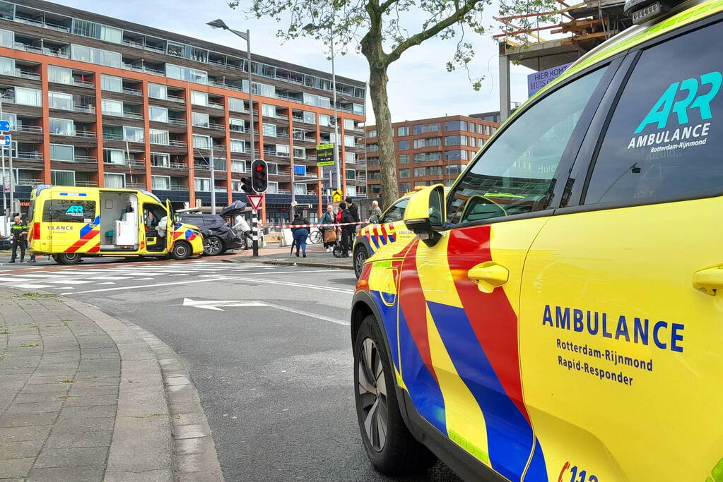 Ravage op de weg: ambulance, bestelbus en auto betrokken bij ernstig ongeval