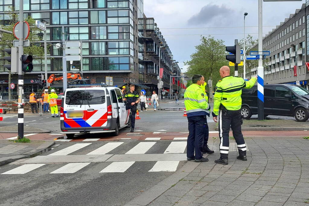 Ravage op de weg: ambulance, bestelbus en auto betrokken bij ernstig ongeval