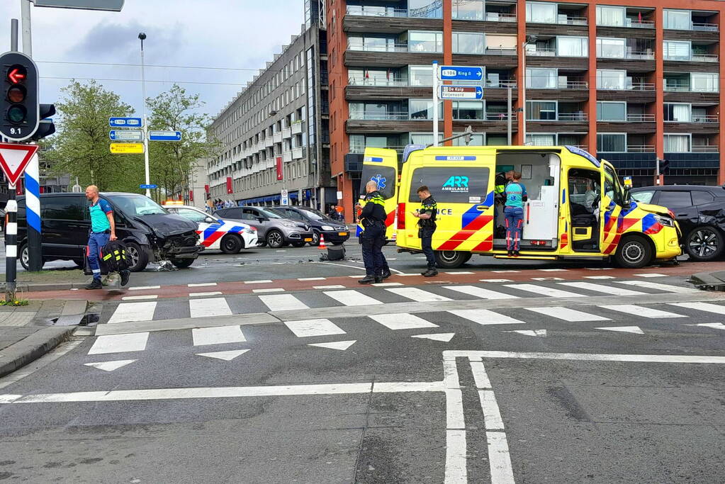 Ravage op de weg: ambulance, bestelbus en auto betrokken bij ernstig ongeval