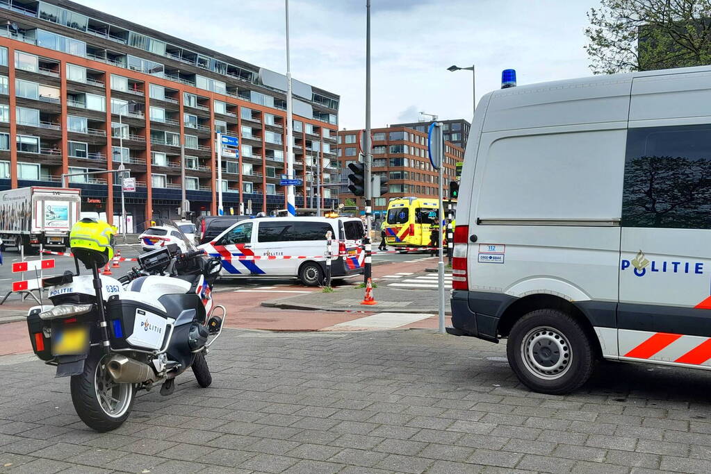 Ravage op de weg: ambulance, bestelbus en auto betrokken bij ernstig ongeval