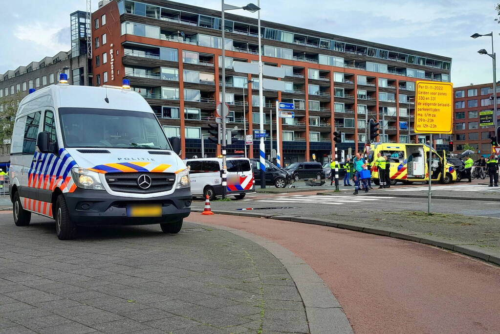 Ravage op de weg: ambulance, bestelbus en auto betrokken bij ernstig ongeval