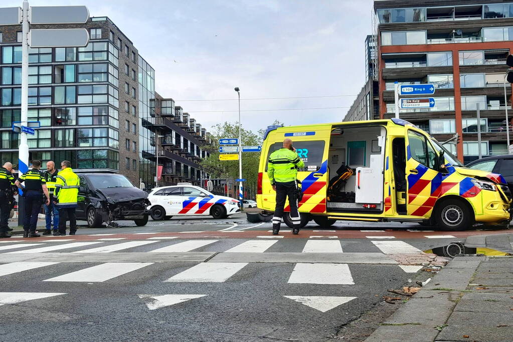 Ravage op de weg: ambulance, bestelbus en auto betrokken bij ernstig ongeval