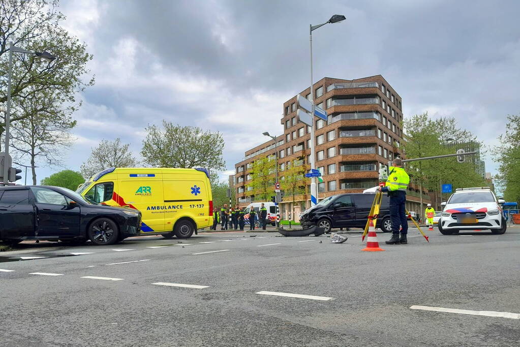 Ravage op de weg: ambulance, bestelbus en auto betrokken bij ernstig ongeval