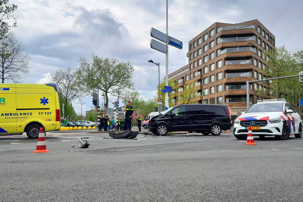 Ravage op de weg: ambulance, bestelbus en auto betrokken bij ernstig ongeval