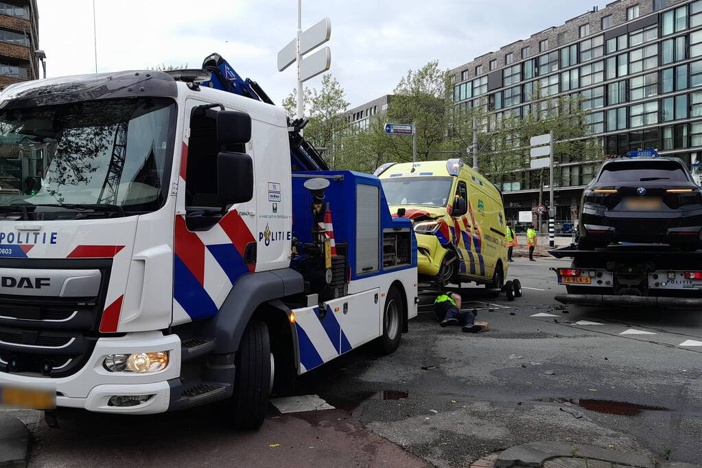 Ravage op de weg: ambulance, bestelbus en auto betrokken bij ernstig ongeval