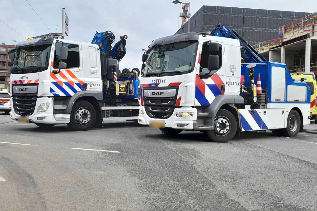 Ravage op de weg: ambulance, bestelbus en auto betrokken bij ernstig ongeval