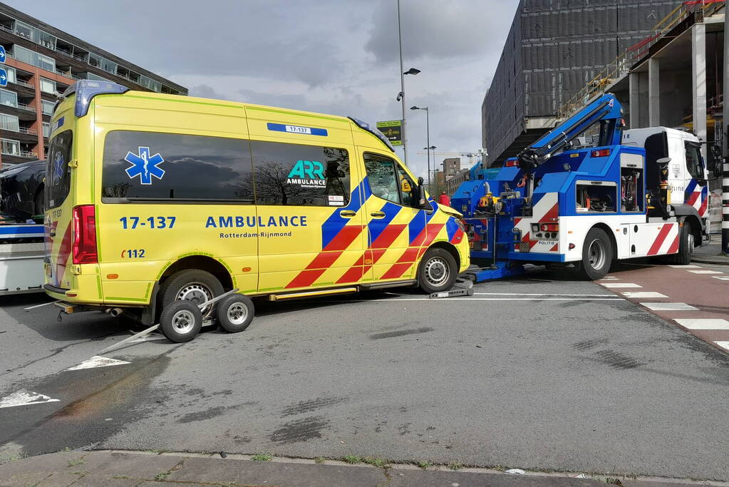 Ravage op de weg: ambulance, bestelbus en auto betrokken bij ernstig ongeval