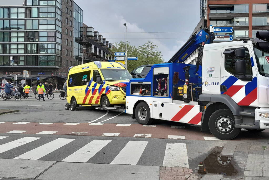 Ravage op de weg: ambulance, bestelbus en auto betrokken bij ernstig ongeval