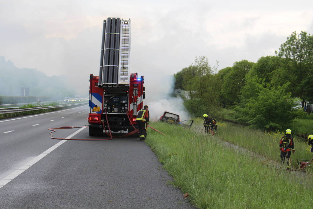 Elektrische auto vliegt in brand op snelweg