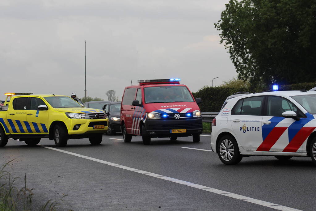 Elektrische auto vliegt in brand op snelweg